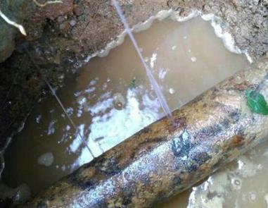 秀峰楼顶渗水维修公司分享下地暖漏水的原因及检测方法。